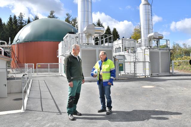 Gerhard Quick (r., Vertrieb innogy Netzservice) und Friederich Klute (Geschäftsführer Friedrich und Reimund Klute GbR), schauten sich die neu errichtete Anlage auf der Hellefelder Höhe an.