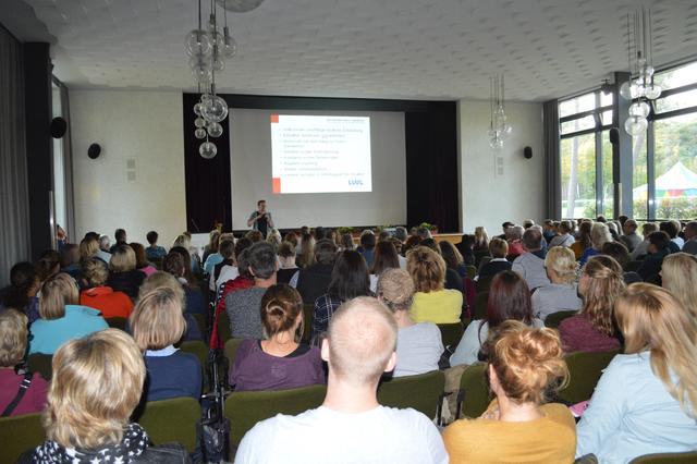Bis auf den letzten Platz besetzt war der Festsaal der LWL-Klinik Marl-Sinsen. Foto: LWL/Seifert