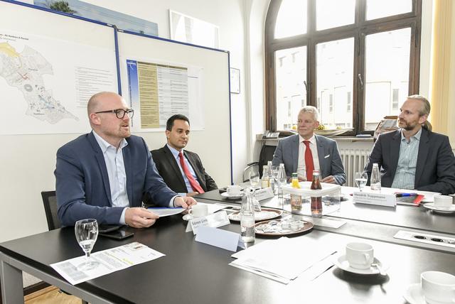 OB Sören Link, MdB Mahmut Özdemir, Stadtentwicklungsdezernent Martin Linne und Hendrik Trappmann, Leiter des Amtes für Stadtentwicklung und Projektmanagement (v.l.), stellten jetzt vor, was mit zusätzlichen 50 Millionmen Euro gemacht werden könnte.
Foto: Stadt Duisburg