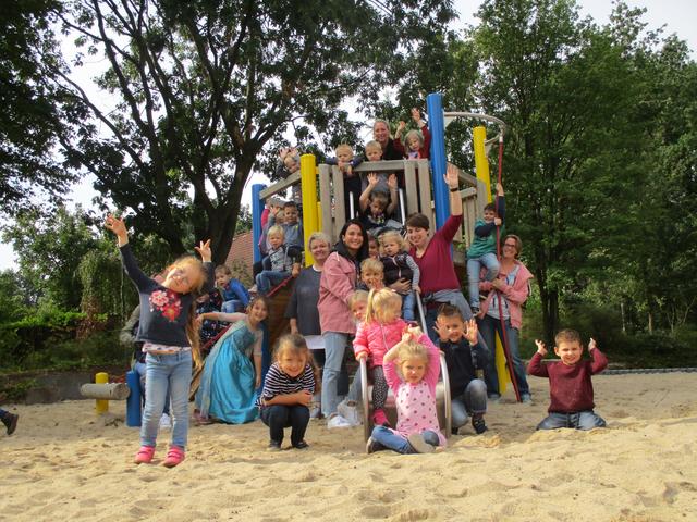 Auf dem Foto sind Kinder und Erzieherinnen der Kindertageseinrichtung Wischenstück zu sehen.
Foto: Stadt Dorsten