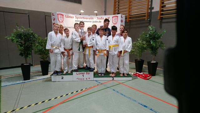 Im Rahmen des Turniers wurde die U12 Nachwuchsmannschaft des JCH für den ersten Platz in der U12 Kreisliga geehrt.