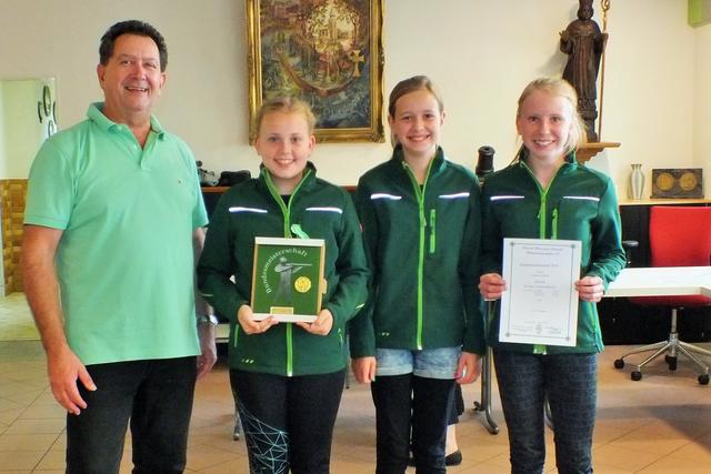 Bundessieger_2019 (von rechts): Maja Schiltauer, Clara Bienemann, Marie Billion und Bundesschießmeister Hans-Dirk Coppeneur.