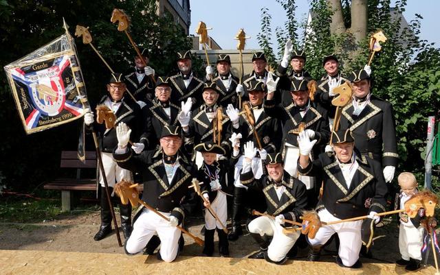 Die Kin Wiewer aus Baumberg feiern ihr traditionelles Biwak auf dem Dorfplatz.
Foto: Privat