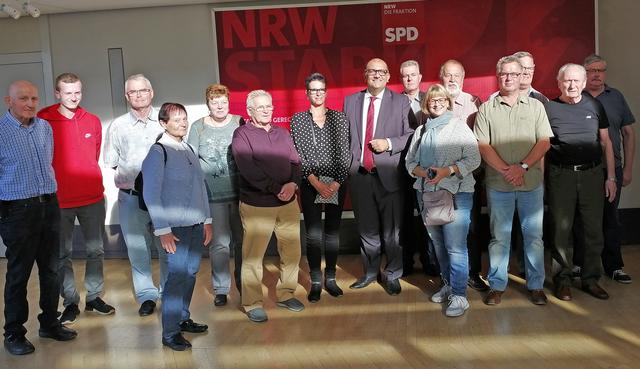 Abgeordneter Volkan Baran (8.v.l.) empfing die Gäste aus Eving.