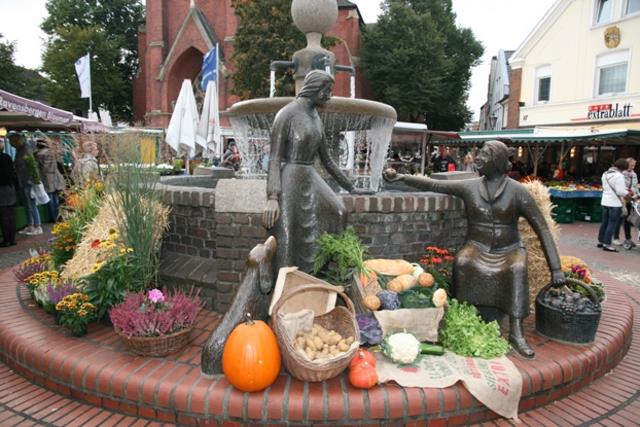 Wenn der Brunnen auf dem Marktplatz im Oktober, liebevoll und hübsch dekoriert ist, findet wieder der beliebte Wochenmarkt zum Erntedank statt.