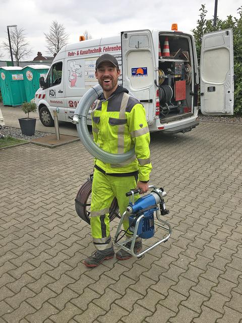 Nikolai Fehrenberg auf dem Weg zu Arbeiten mit der Motorfräse.
