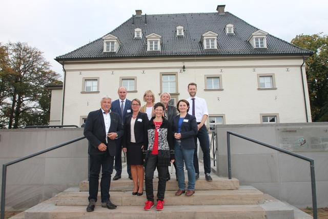 Sie waren zu Gast, als die Ergebnisse der Umfrage zu Erfahrungen von Unternehmen mit Kinderbetreuung vorgestellt wurden: (v. l.) Egon Schrezenmaier, Philipp Halbach, Andrea Pavlovic, Katja Sträde, Anke Jauer, Heidi Bierkämper-Braun, Katja Schuon und Jan Grau. Foto: Böinghoff