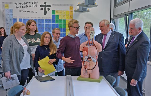 Landtagsmitglied Dr. Günther Bergmann und Minister Karl-Josef Laumann (von rechts) hören interessiert zu, was die Schüler berichten.
Foto: Bisch. Pressestelle