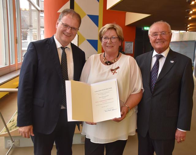 Edda Eckhardt mit Landrat Olaf Schade und Ehemann Michael.