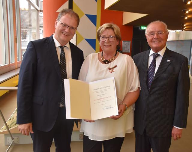 Edda Eckhardt mit Landrat Olaf Schade und Ehemann Michael. | Foto:  Foto: UvK/Ennepe-Ruhr-Kreis