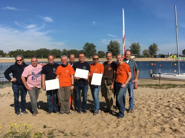 Den erfolgreichen Seminarabschluss feierten Patrik Kadera, Peter Dobslaw, Stefan Althoff, Michael Gräwe, Robin Schmitz, Peter Heine, Andreas Plachky, Markus Dettmar (v.l.) und die Seminarleiter des Tauchsportverbandes NRW Naemi Reymann und Thomas Kremers.