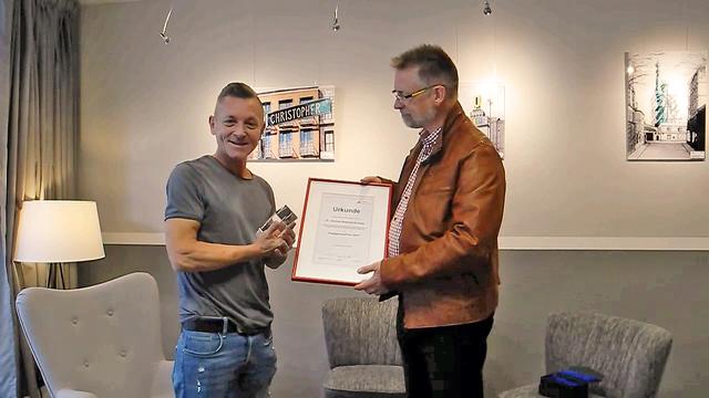 Engagement-Preisträger Dr. Andreas Bellmunt (l.) mit Siegfried Modenbach vom Vorstand der aidshilfe dortmund.