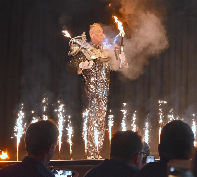 Spiel mit dem Feuer: „Robotman“ Oliver Kessler sorgte mit seiner Show für großen Applaus.