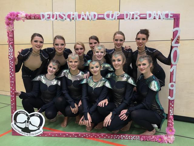 Strahlende Gesichter: Die Rhythmic-Show-Girls freuen sich über den Titel, die Piccolinies über den siebten Platz beim Deutschland-Cup DTB-Dance 2019. Foto: TuRa