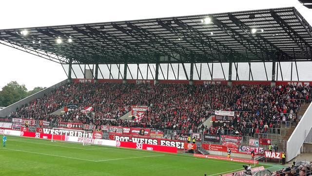 Wie immer prächtige Stimmung auf der Stehtribüne.