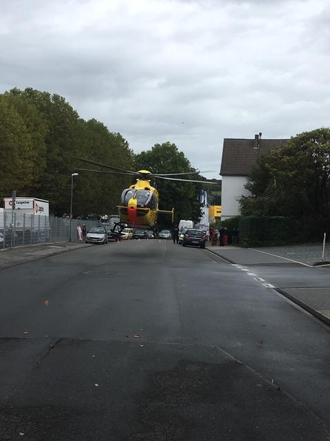 Da ist nicht viel Spielraum für die Rotorblätter des Helikopters.