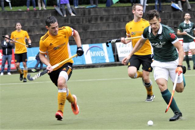 Jan Schiffer (re.) im Spiel gegen den UHC Hamburg auf dem Weg zum Tor.