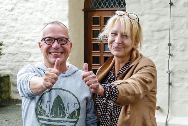 Die Wickeder Pfarrer Hanno May und Kerstin Hanke freuen sich sehr, dass in den Altbau am Rübenkamp wieder eine Kita einziehen kann.