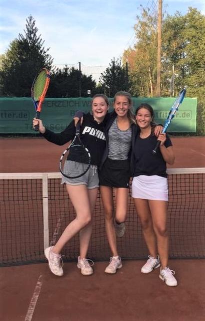 Die Volkswälderinnen Katrin Aich, Klara Homey und Mila Jesse sind drei von sechs erfolgreichen Juniorinnen U18.
Foto: TC Am Volkswald
