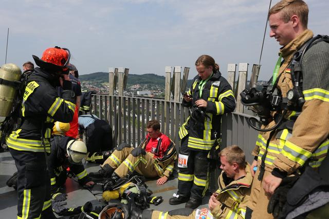 Eine immense körperliche Anstrengung bedeutet der Firefighter Run für die Feuerwehr-Teams, die in voller Montur den Weg vom Himmelsspiegel auf den Jübergturm meistern müssen.