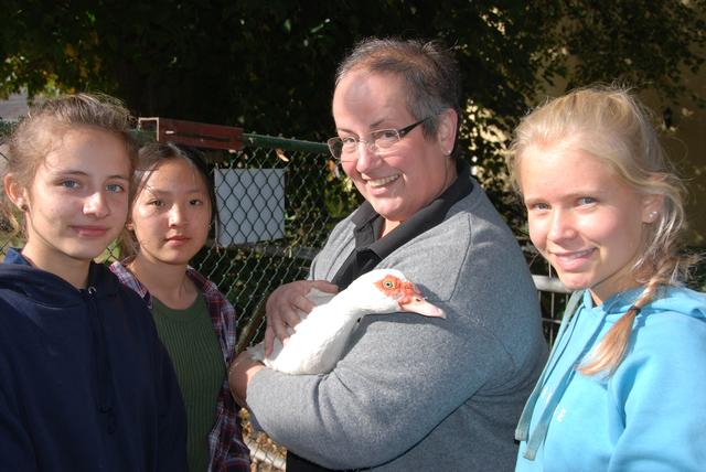 Glück gehabt, die Ente wird "Land & lecker" überleben. Auf dem Menüplan von Astrid Gedes steht Galloway-Rind. Die Schülerpraktikantinnen Lena, Eun-Lee und Selma freut es. Fotos: CP