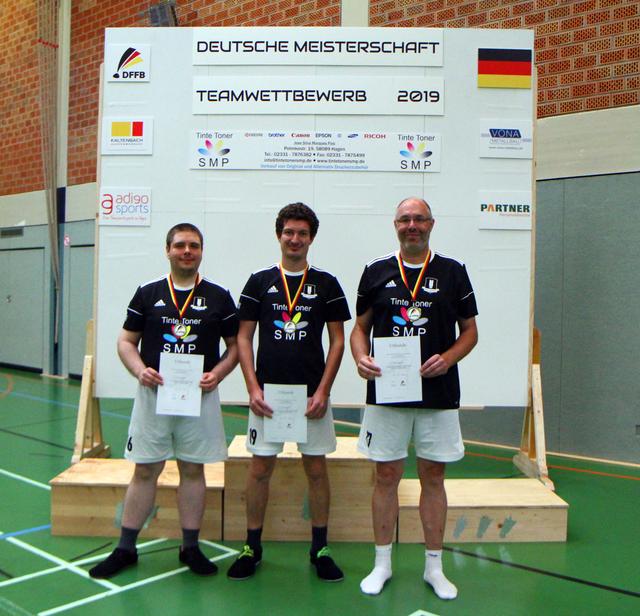 Meister der 2. Bundesliga und Bundesligaaufsteiger: der FFC Hagen 2 mit (v.l.) Michael Dombrowska, Florian Krick und Karsten-Thilo Raab. (Foto Kathrin Schlomm)
