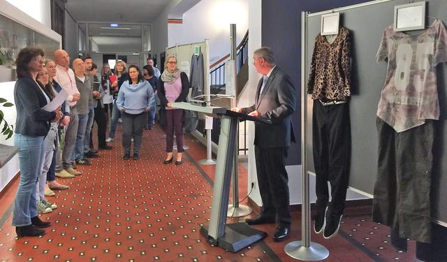 Die Aussage dieser Ausstellung, die durch Bürgermeister Michael Beck eröffnet wurde, soll unter die Haut gehen