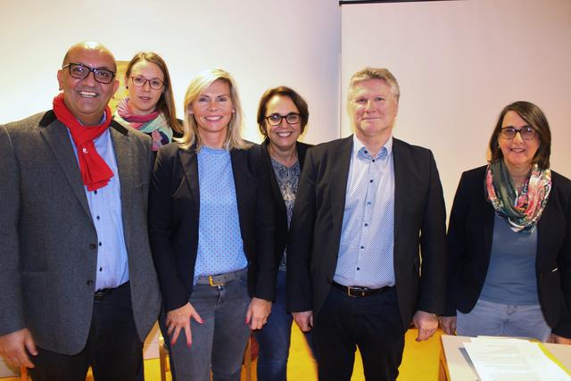 Diskussionspartner des Abends (v.l.): Volkan Baran (Landtag NRW), Alisa Löffler (Rat der Stadt Dortmund), Bianca Köppencastrop (Schulleiterin Hansa-Grundschule), Anja Butschkau (Landtag NRW), Rüdiger Weiß (Landtag NRW) und Karen Schubert-Wingenfeld (PariSozial gGmbh). | Foto: Foto: Martin Schmitz