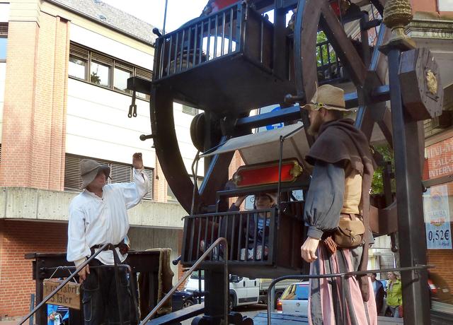 Altes Handwerk gehört zum Erntemarkt. Eine Kinderschmiede oder Lederverarbeitung wird gezeigt.
