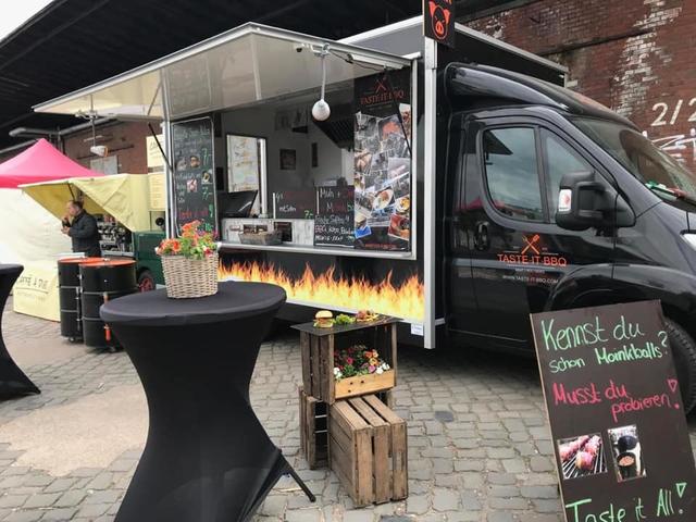 Mit dabei sind auch die Jungs von "Taste-it-BBQ" aus Dülmen. Sie servieren leckere Burger frisch vom Grill.