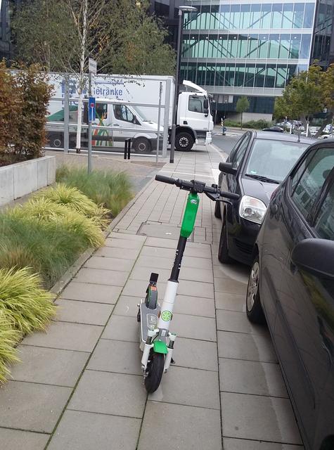 Bargmannstraße am Donnerstag, 26. September, um 9.50 Uhr: diese Szene ist nicht fürs Bild inszeniert. Der E-Scooter blockiert den Fußweg in ganzer Breite. Nicht kurz abgestellt, sondern für mindestens eine Stunde derart geparkt. Foto: Marc Keiterling