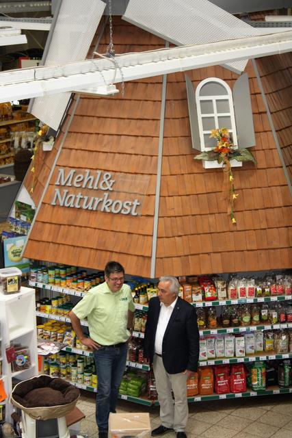 Auch Duisburgs Bürgermeister Volker Mosblech nutzt gerne die Beratung von Heinrich Dickmann (l.) und seinem Team, wenn es um gesunde Enährung geht.
Foto: Reiner Terhorst