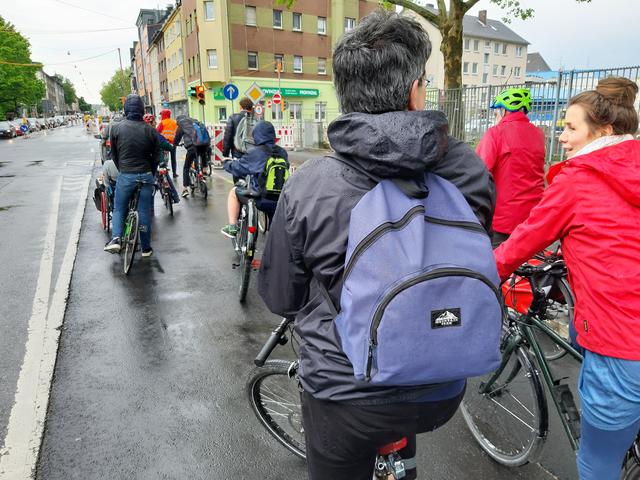 Unser Ziel: mit dem Fahrrad im Alltag sicher und gut unterwegs -Radelnde auf der Ruhrstraße