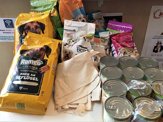 Nach dem besuch bei der Tierärztin gibt es noch kostenlos Verpflegung für Hund oder Katze