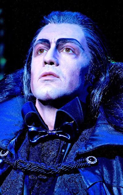 Filippo Strocchi schlüpft in Oberhausen in die Rolle des Grafen von Krolock. Foto: Stage