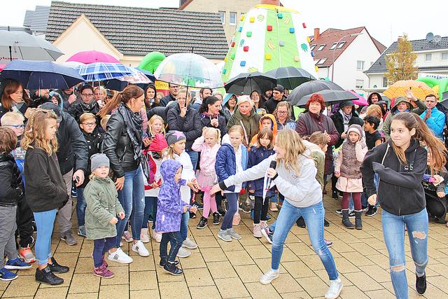 Foto © Jürgen Thoms -  Bunt gemixt aus der Serie: Kindertag in Unna-Massen 2019 - Amelie Weijers vom Tanzraum Unna-Massen mit den Kindern 