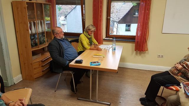 … hörten mit Interesse den beiden Vorlesenden Ulla Riese
und Ulrich Begemann zu, als diese ihre Lieblingsbücher vorstellten.