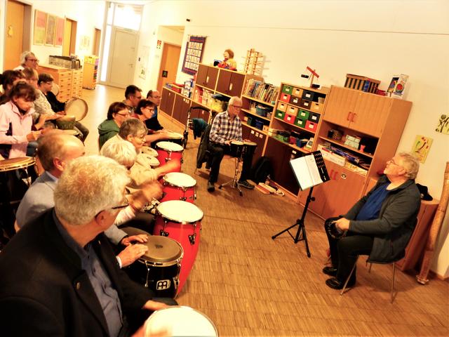 Klaus Feils, Präsident des Rotary Clubs Dorsten und Dr. Rainer Obervoßbeck, ebenfalls Rotarier, besuchten jetzt die inklusive Musikgruppe „Handgemacht“ der Lebenshilfe Dorsten, um diese erneut finanziell zu unterstützen.