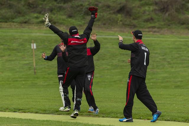 Super Stimmung auf dem Feld, denn die gute Saisonleistung wurde dadurch belohnt, dass die Mannschaft ihre Runs nun in der ersten Cricket-Liga absolvieren darf.