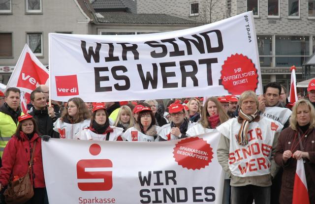 Die Dienstleistungsgewerkschaft Verdi hat Klage gegen den bevorstehenden verkaufsoffenen Sonntag eingelegt. Archivfoto: Anja Jungvogel