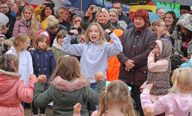 Foto © Jürgen Thoms -  Bunt gemixt aus der Serie: Kindertag in Unna-Massen 2019 -Amelie Weijers vom Tanzraum Unna-Massen mit den Kindern 