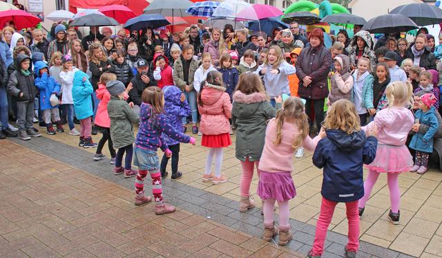 Foto © Jürgen Thoms -  Bunt gemixt aus der Serie: Kindertag in Unna-Massen 2019 -Amelie Weijers vom Tanzraum Unna-Massen mit den Kindern 