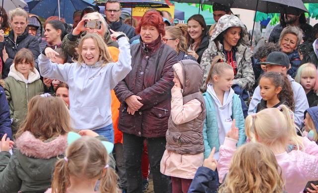 Foto © Jürgen Thoms -  Bunt gemixt aus der Serie: Kindertag in Unna-Massen 2019 -Amelie Weijers vom Tanzraum Unna-Massen mit den Kindern 