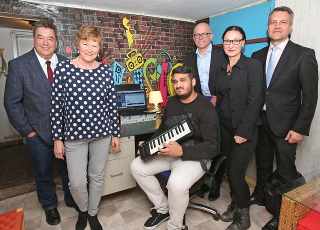 Im Tonstudio vereint: Bürgermeister und Intercent-Vorsitzender Werner Arndt, Intercent-Geschäftsführerin Erika Benner, Muiskcafé-Projektleiter Muhamed Shainowski, Michael Siemers (Evonik Stiftung), die zweite Intercent-Vorsitzende Mariola Kozaronek und Chemiepark-Standortleiter Dr. Jörg Harren (v.l.).