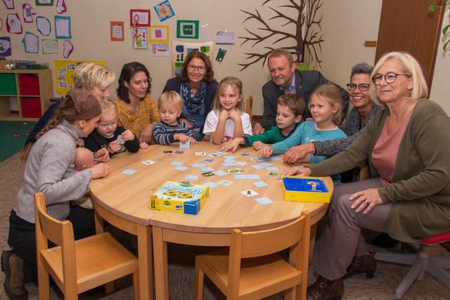 von links: Katja Larisch vom Waldkindergarten, Barbara Tigler (St. Martin Bönninghardt), Nicole van Rythoven (KITA Menzelen Ost), Beate Sackers (St. Nikolaus Veen),Bürgermeister Thomas Ahls, Claudia Schött (evangelisches Familienzentrum Alpen) und Gabriele Gockeln (St. Ulrich Alpen). Auch die Kinder Paul, Ole, Bastian, Helena, Viktoria und Mia freuen sich über die Spenden.