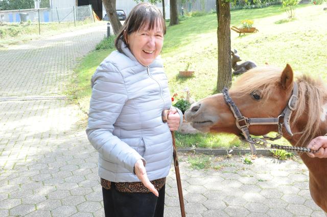 Schwer zu sagen, wer nach dem Bauernhofbesuch zufriedener ist … Gabriele Sharma oder Pony Susi? Fotos: GSE