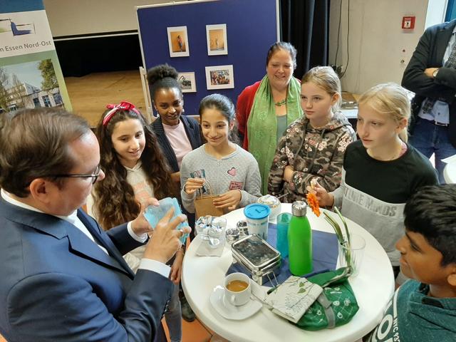 Die Schüler*innen der "MitMach-AG" überreichten OB Thomas Kufen Bienenwachstücher und Naturkosmetik aus eigener Herstellung (Foto: Hendrik Rathmann)