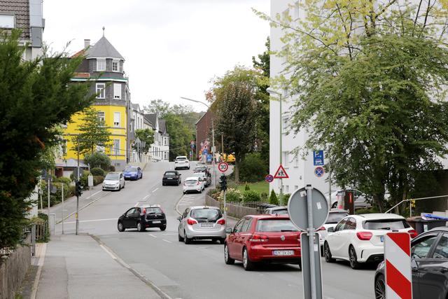 In der Schulstraße herrscht zwar eine Höchstgeschwindigkeit von 30 km/h, kaum einer hält sich aber daran.