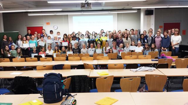 Diplome in Französisch und Englisch erhielten die Schüler.