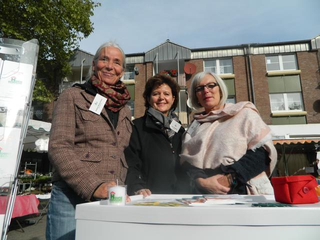 Wie auf unserem Foto vom letzten Welthospiztag werden Andrea Braun-Falco, Anita Scholten und Helga Jochem-Balshüsemann (v.l.) auch am Samstag wieder in Hamborn, Meiderich und der Innenstadt verschiedene Aktionen durchführen.
Fotos: Hospizbewegung Hamborn